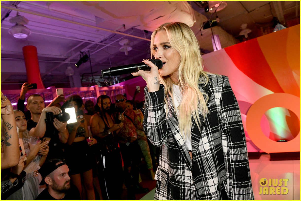 ashlee simpson evan ross help close out nyfw at boohoo party 034351620