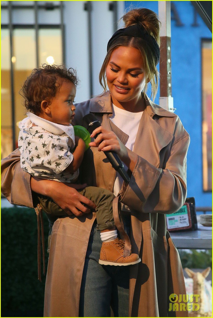 Chrissy Teigen & John Legend Bring Son Miles to Support Grandma Pepper(02)