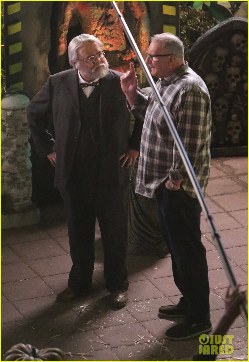 Sofia Vergara Channels Frozen's Elsa for 'Modern Family' Halloween