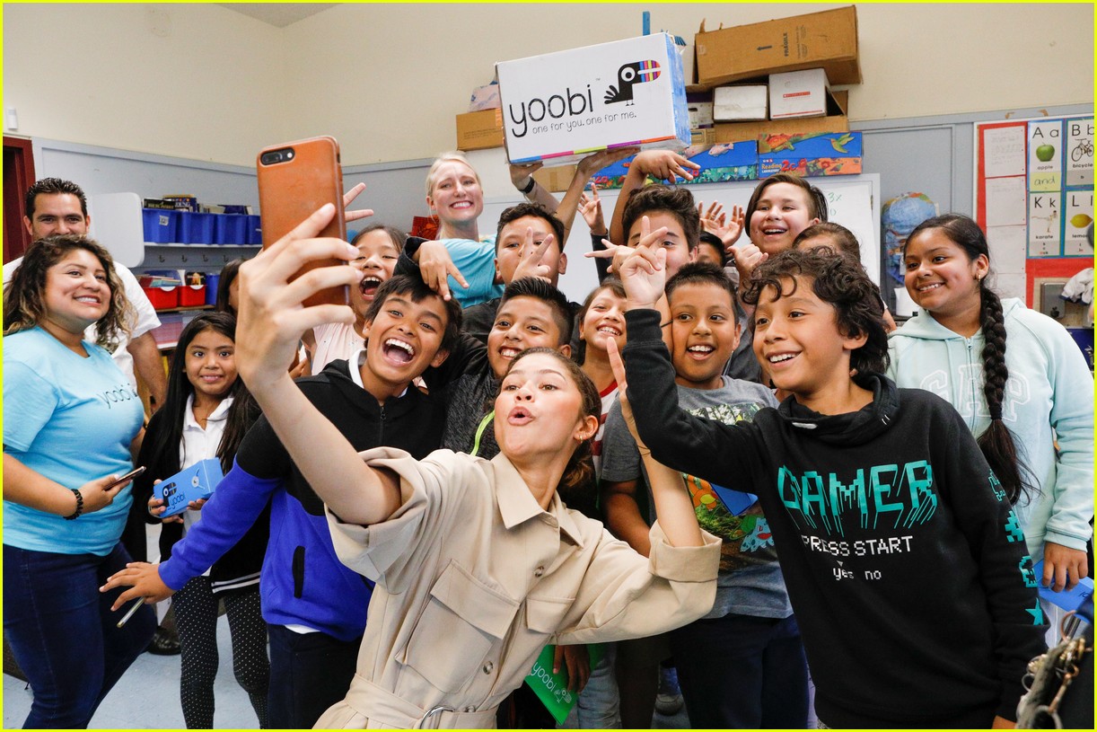 Zendaya Helps Donate School Supplies to 450 Oakland Students Photo 4356020 Pictures Just Jared