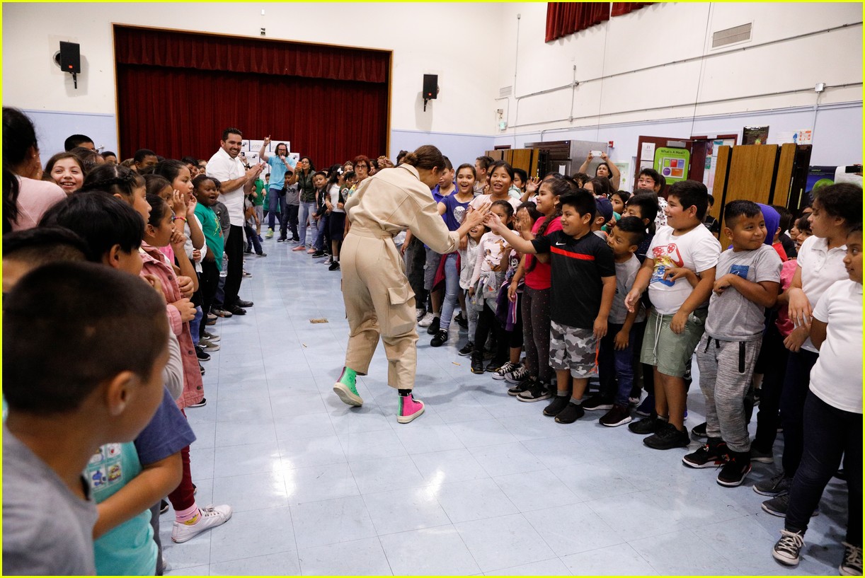 Zendaya Helps Donate School Supplies to 450 Oakland Students Photo 4356028 Photos Just