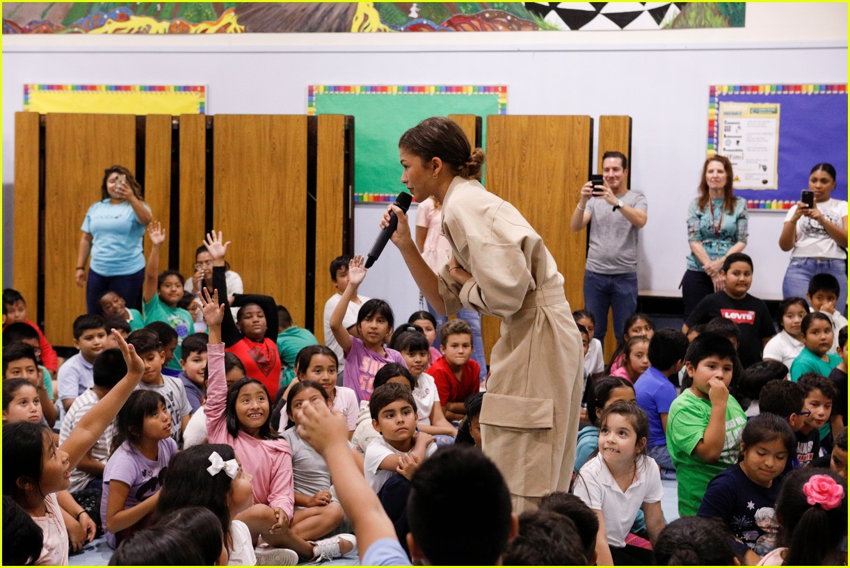 Zendaya Helps Donate School Supplies to 450 Oakland Students Photo 4356029 Photos Just