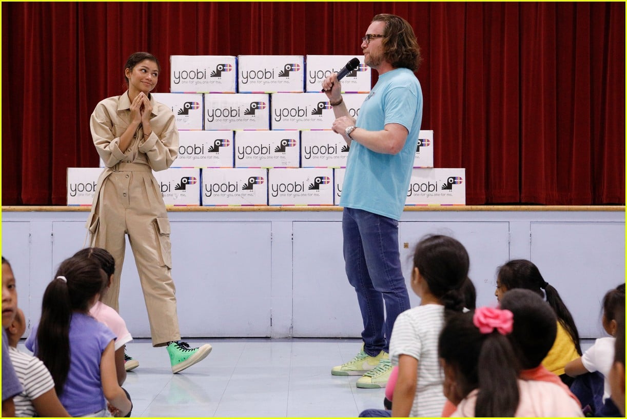 Zendaya Helps Donate School Supplies to 450 Oakland Students Photo 4356030 Photos Just