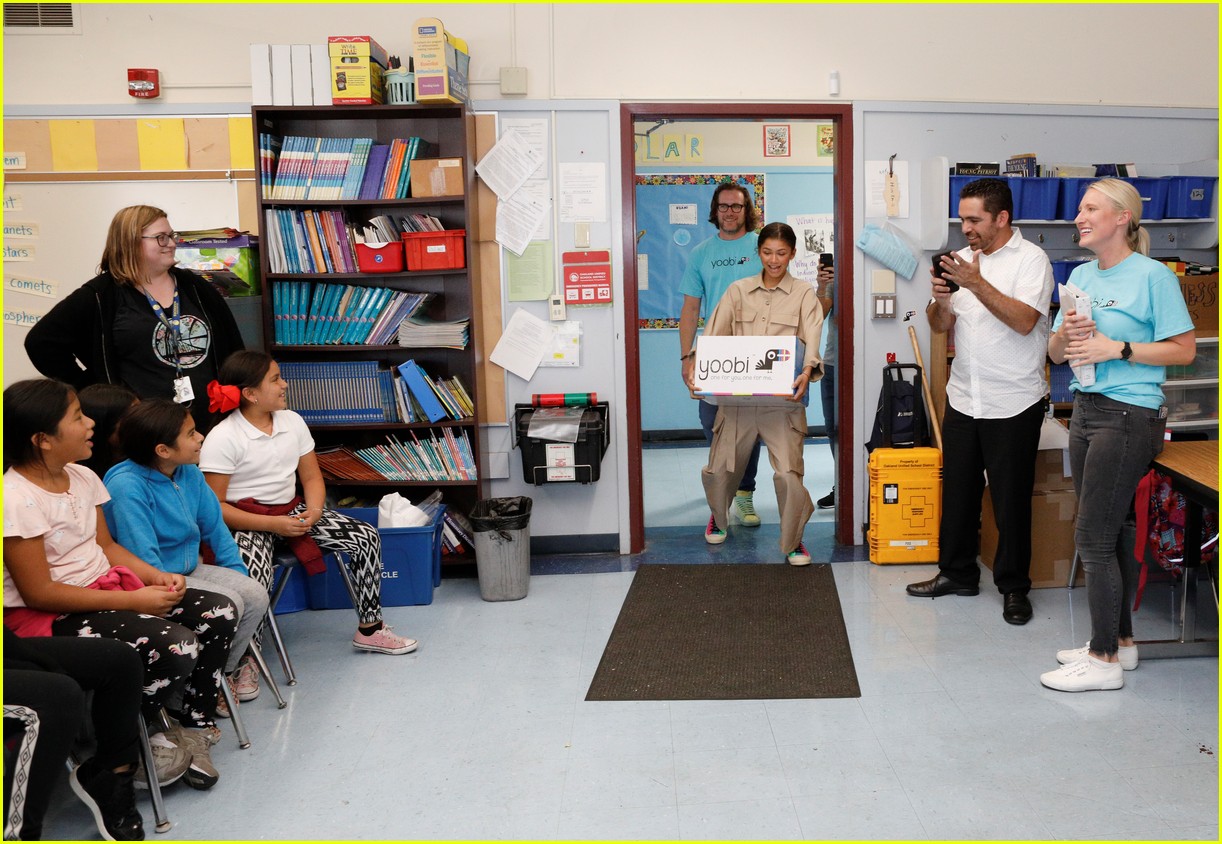 Photo zendaya helps donate school supplies to 450 oakland students 17