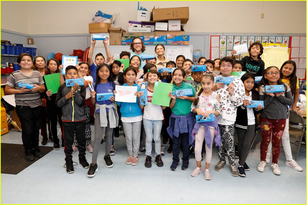 Zendaya Helps Donate School Supplies to 450 Oakland Students Photo 4356042 Photos Just