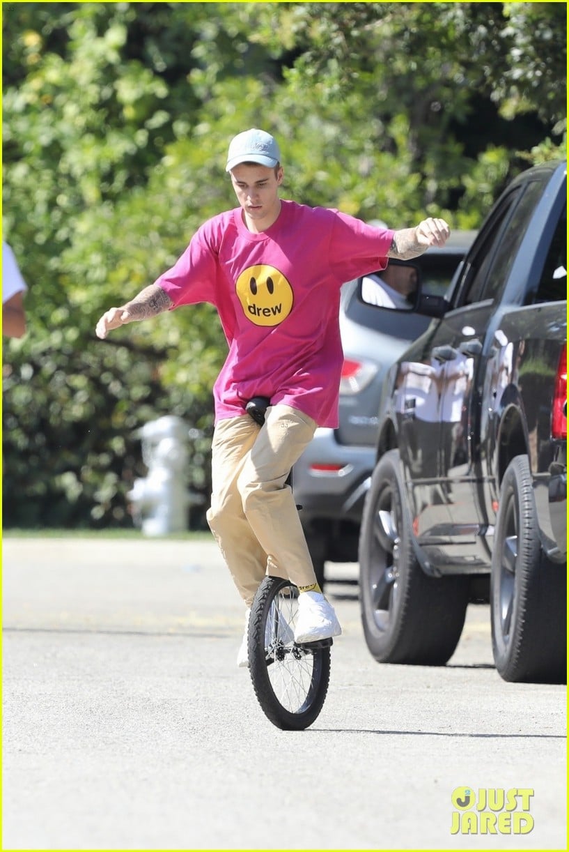 Photo justin bieber falls off unicycle while learning how to ride 17