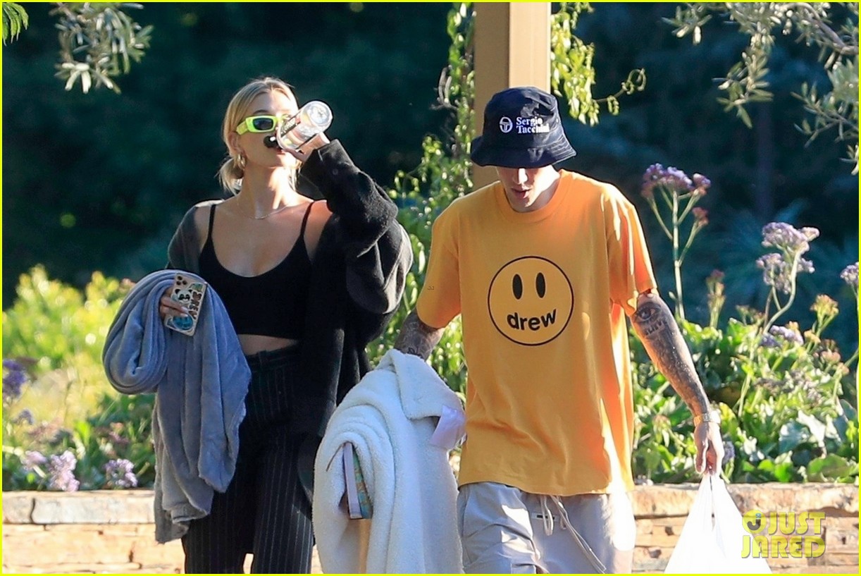 Justin Bieber & Wife Hailey Enjoy a Picnic in Beverly Hills: Photo