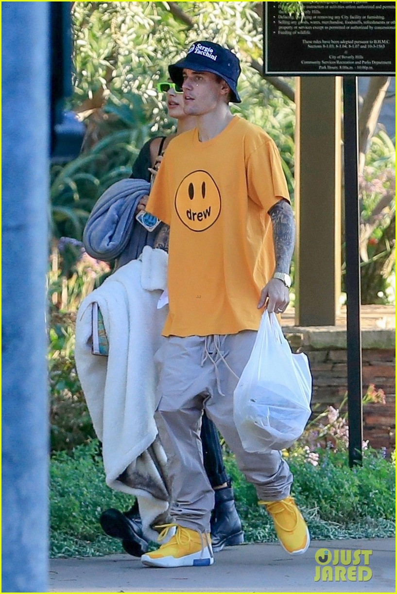 Justin Bieber & Wife Hailey Enjoy a Picnic in Beverly Hills: Photo