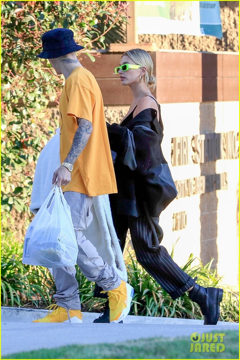 Justin Bieber & Wife Hailey Enjoy a Picnic in Beverly Hills: Photo