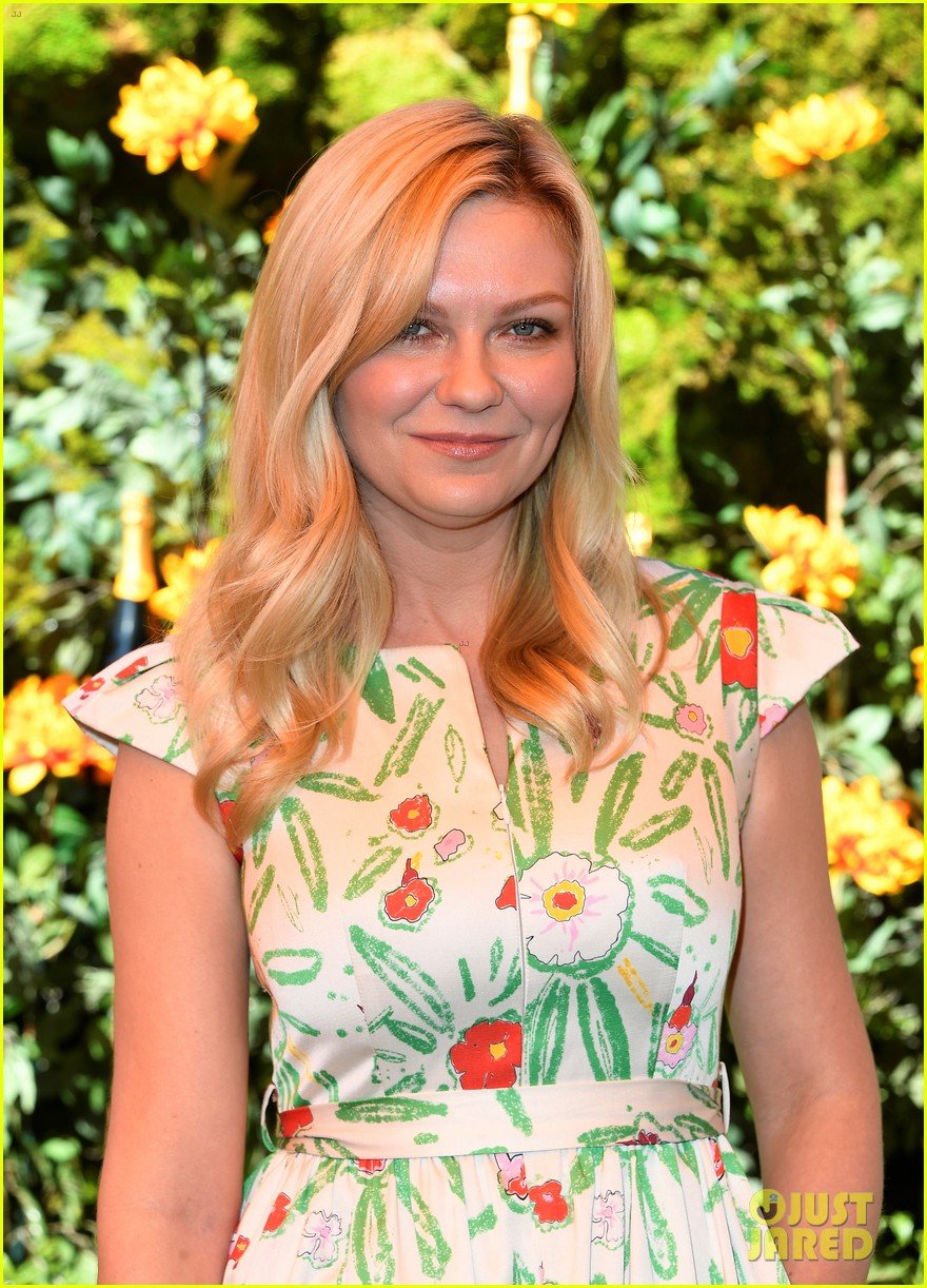 Julia Roberts Joins Kirsten Dunst & Busy Philipps at Veuve Clicquot