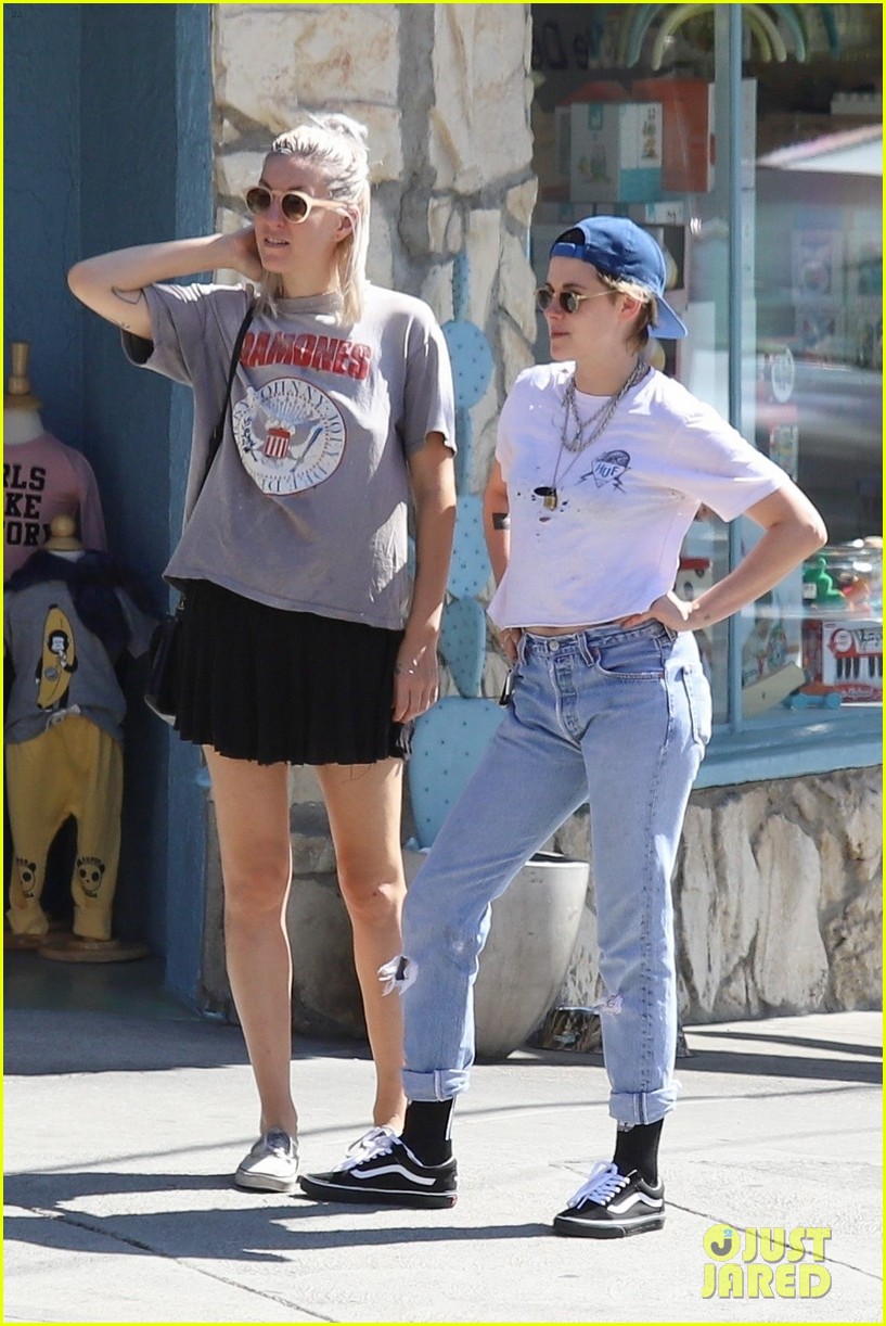 Kristen Stewart & Dylan Meyer Grab Some Groceries Together in Los