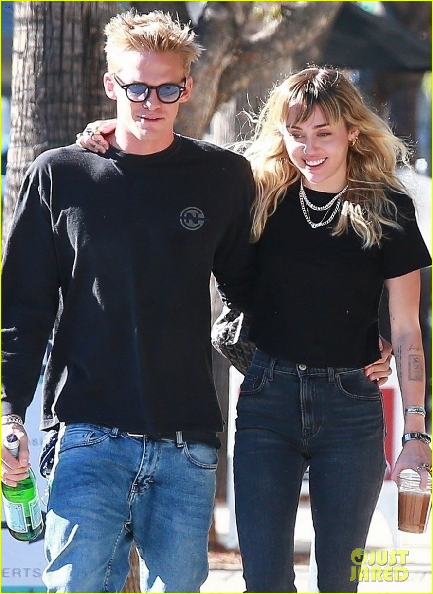 Miley Cyrus & Cody Simpson Couple Up For Afternoon Lunch Date Photo(02)