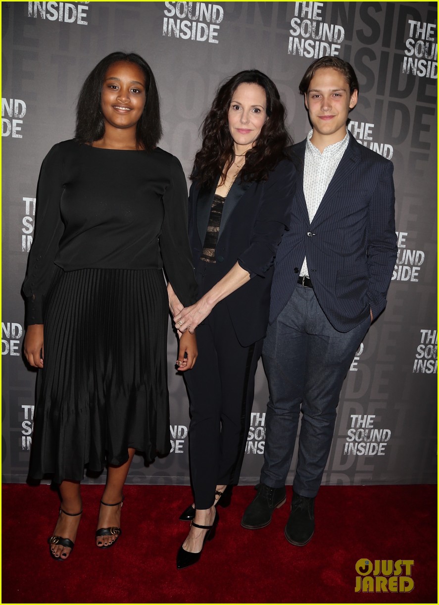 MaryLouise Parker's Kids Join Her for Rare Appearance at Broadway(01)