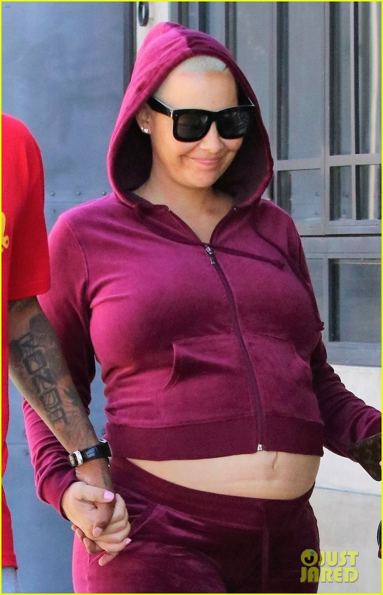 amber rose bares growing baby bump day out with ae 024363990