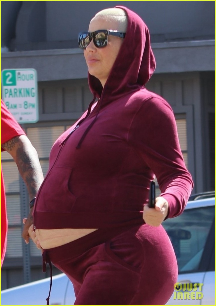 amber rose bares growing baby bump day out with ae 044363992
