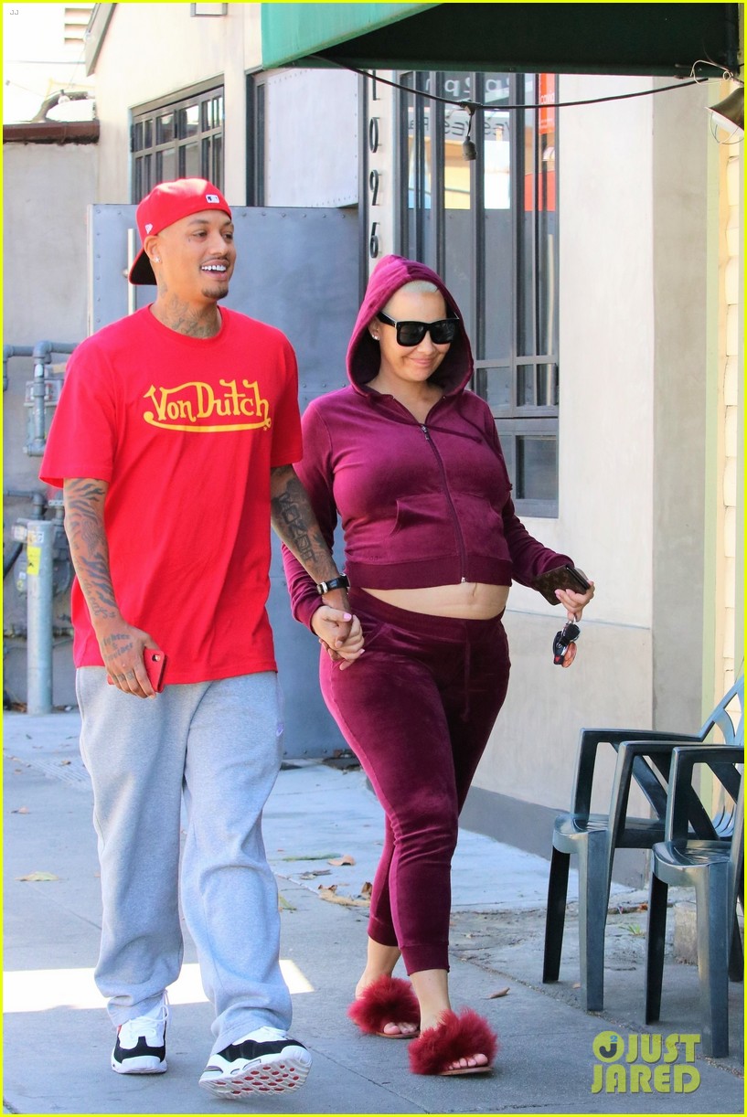 amber rose bares growing baby bump day out with ae 054363993