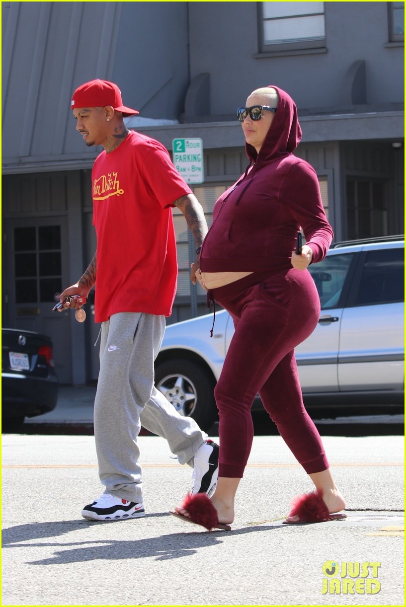amber rose bares growing baby bump day out with ae 064363994