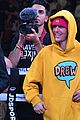 justin bieber cheers on logan paul at staples center 03