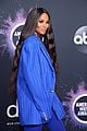 ciara goes bold in blue for amas 09