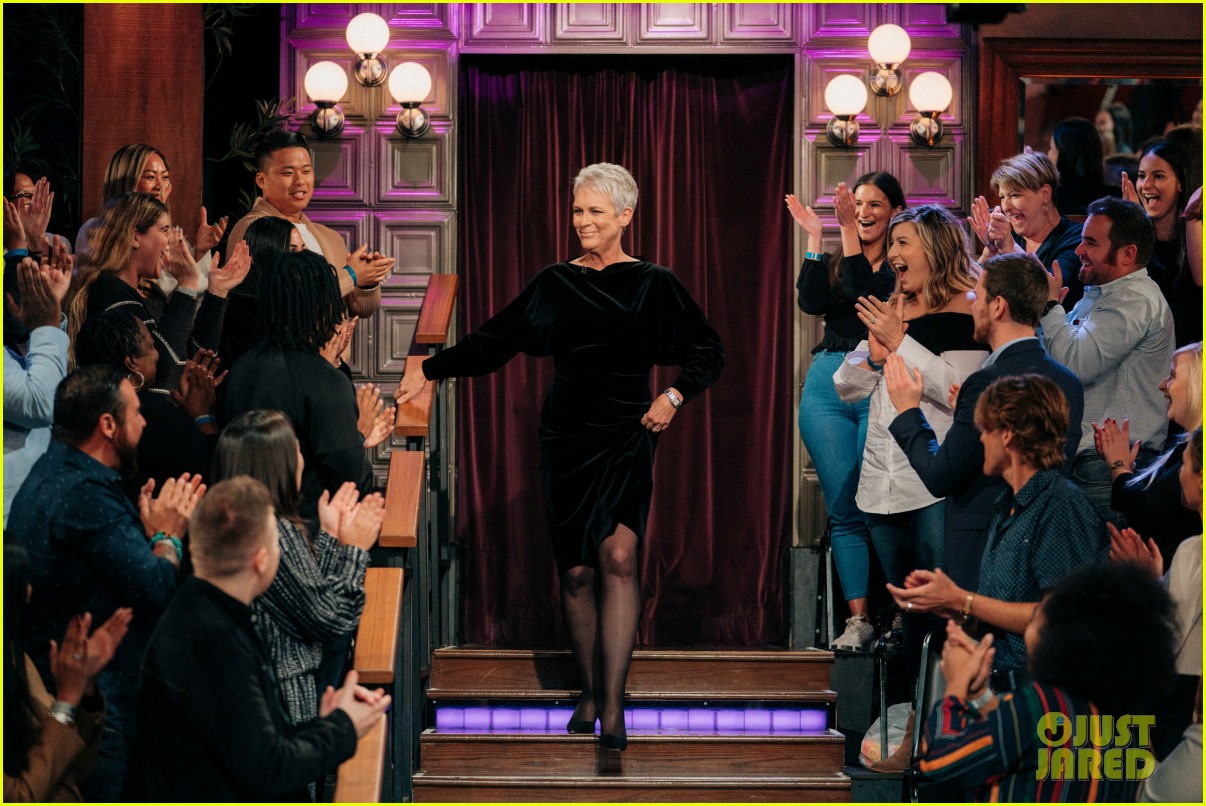 Photo jamie lee curtis tries to guess her christmas with the kranks co