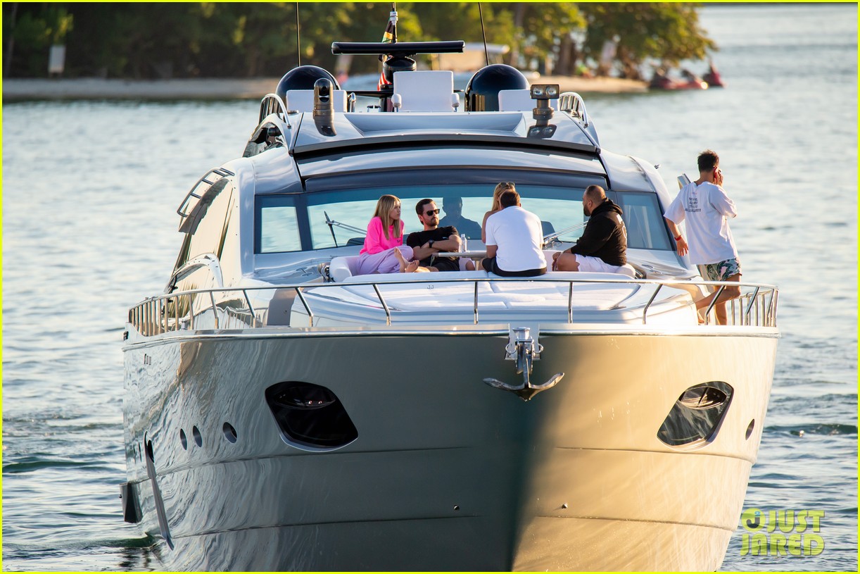 Scott Disick & Sofia Richie Kick Off Thanksgiving Week On a Yacht in(02)
