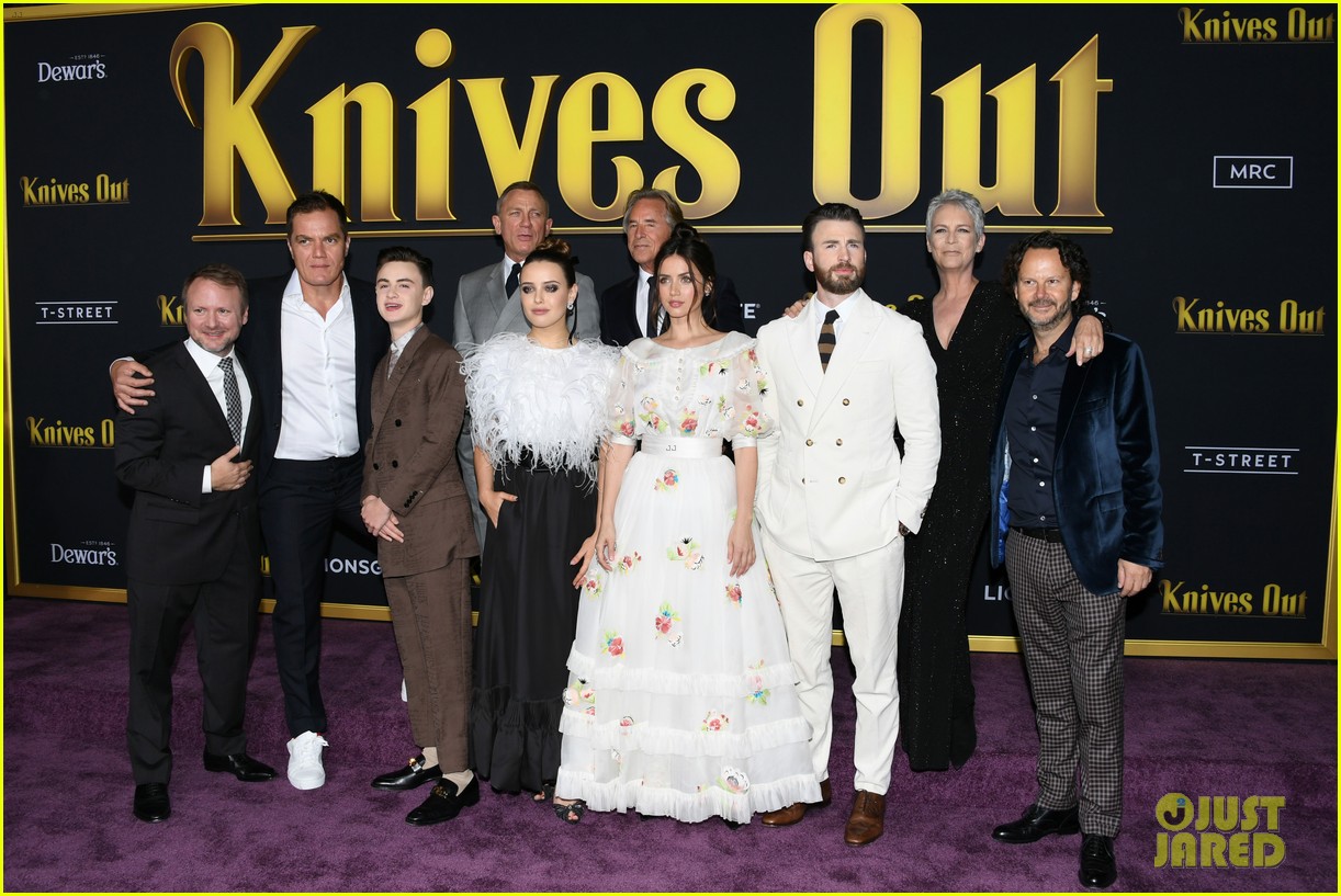 Photo star studded cast of knives out premiere new movie 05 Photo