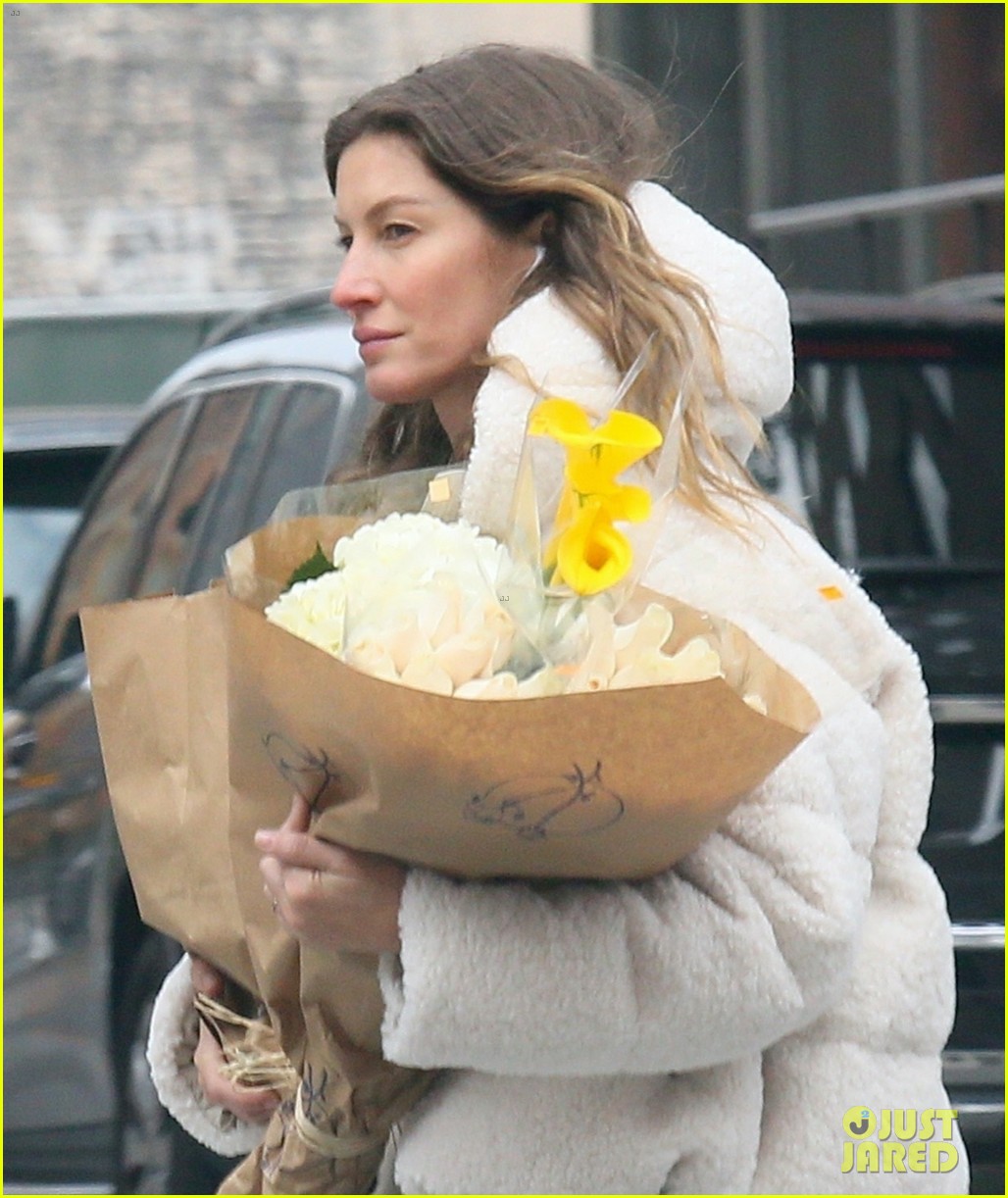 gisele bundchen steps out to pick up some flowers in nyc 024385706