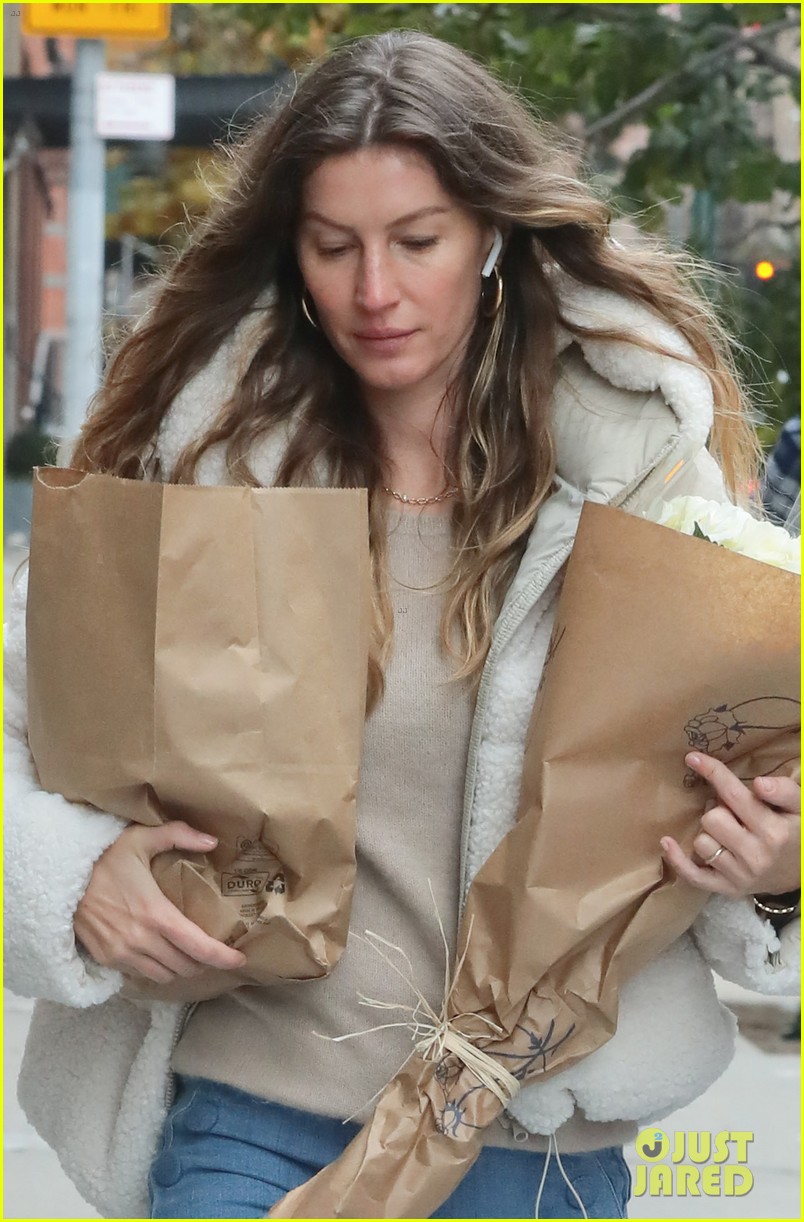 gisele bundchen steps out to pick up some flowers in nyc 044385708