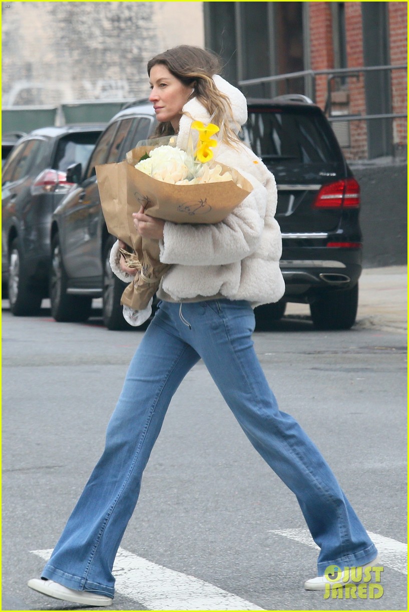 gisele bundchen steps out to pick up some flowers in nyc 054385709