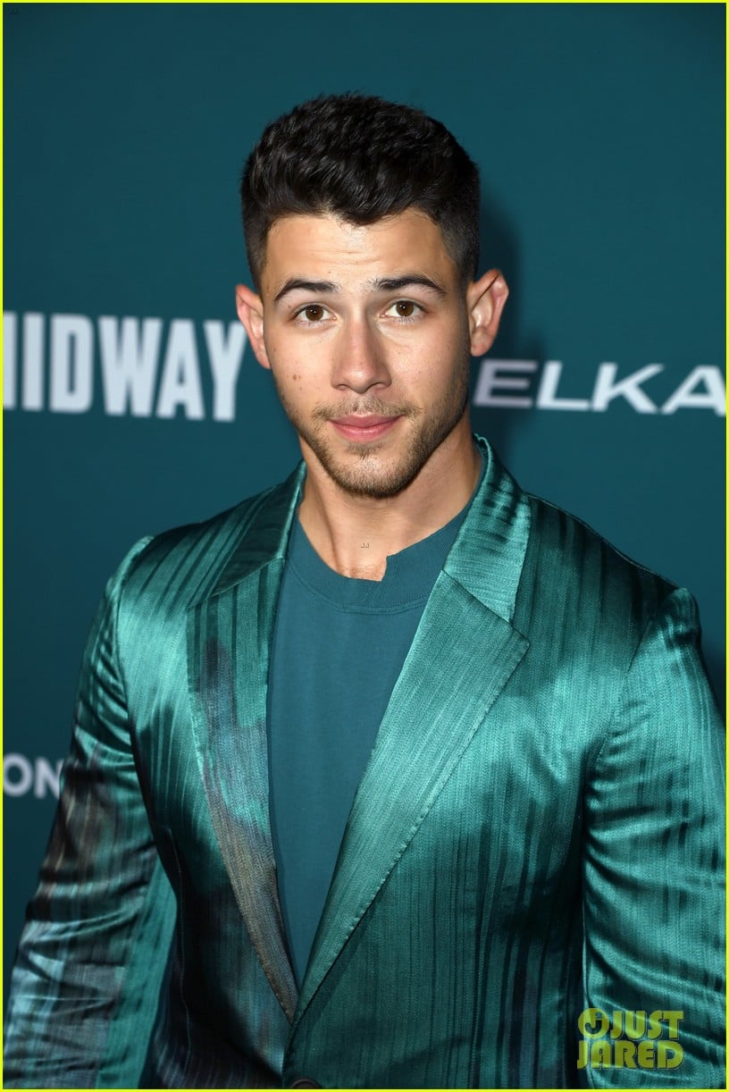 Nick Jonas Sports Silk, Teal Suit for 'Midway' Premiere: Photo 4382946 ...