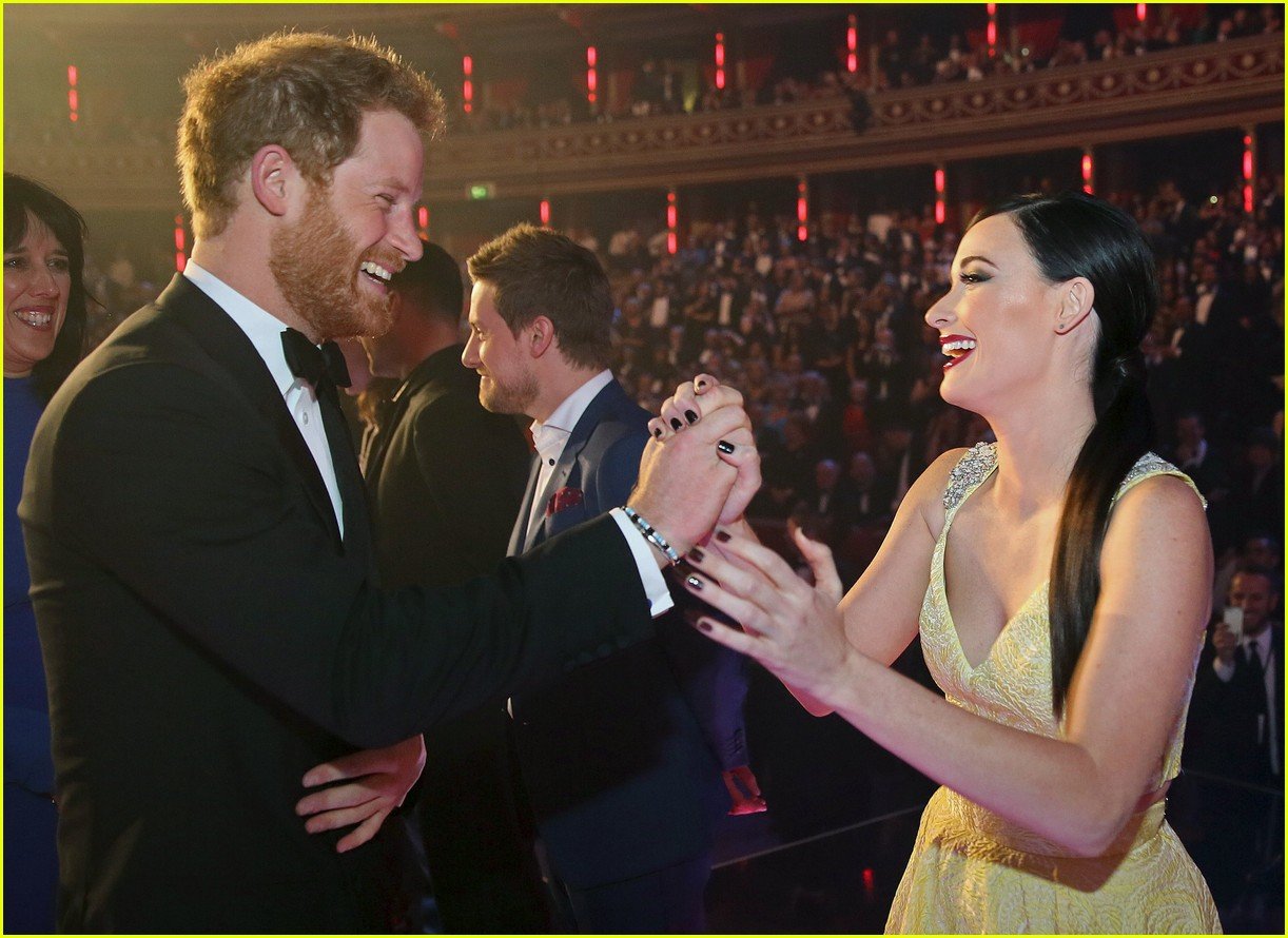 kacey musgraves high fives prince harry 014391430
