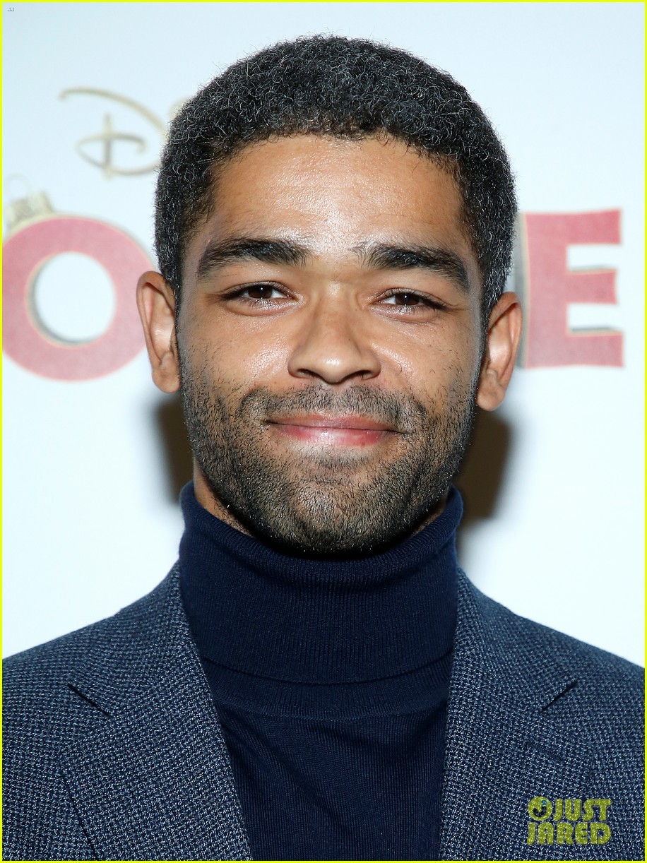 Anna Kendrick Rocks Dress With Giant Bow at 'Noelle' Premiere Photo