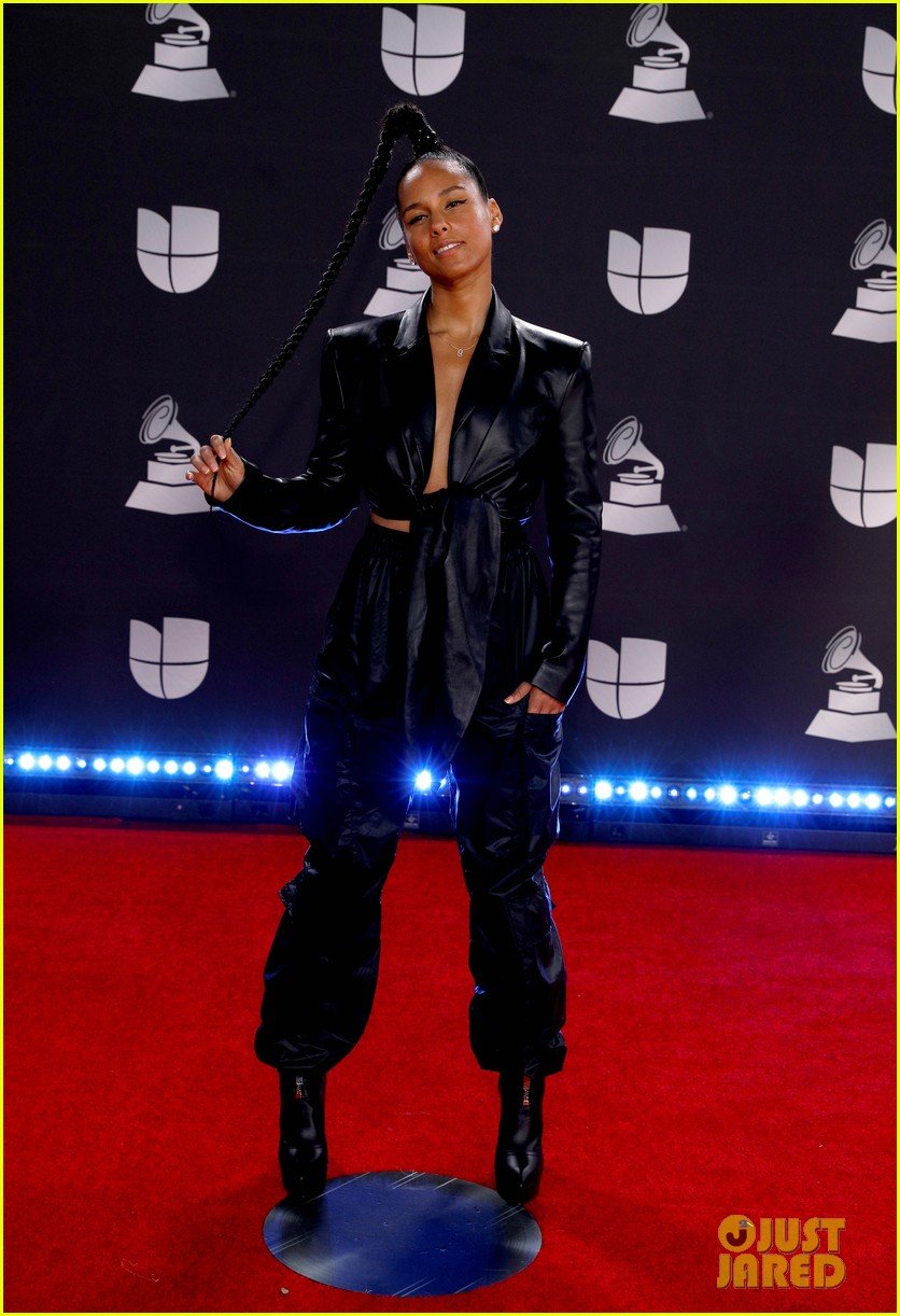 Alicia Keys Performs 'Calma' with Pedro Capo at Latin Grammys 2019