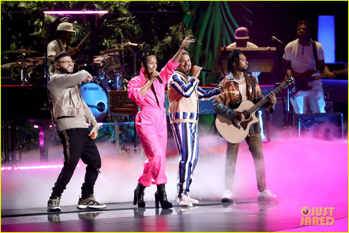 Alicia Keys Performs 'Calma' with Pedro Capo at Latin Grammys 2019