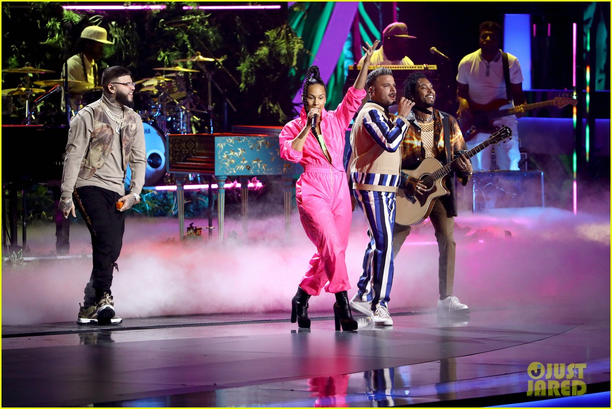 Alicia Keys Performs 'Calma' with Pedro Capo at Latin Grammys 2019