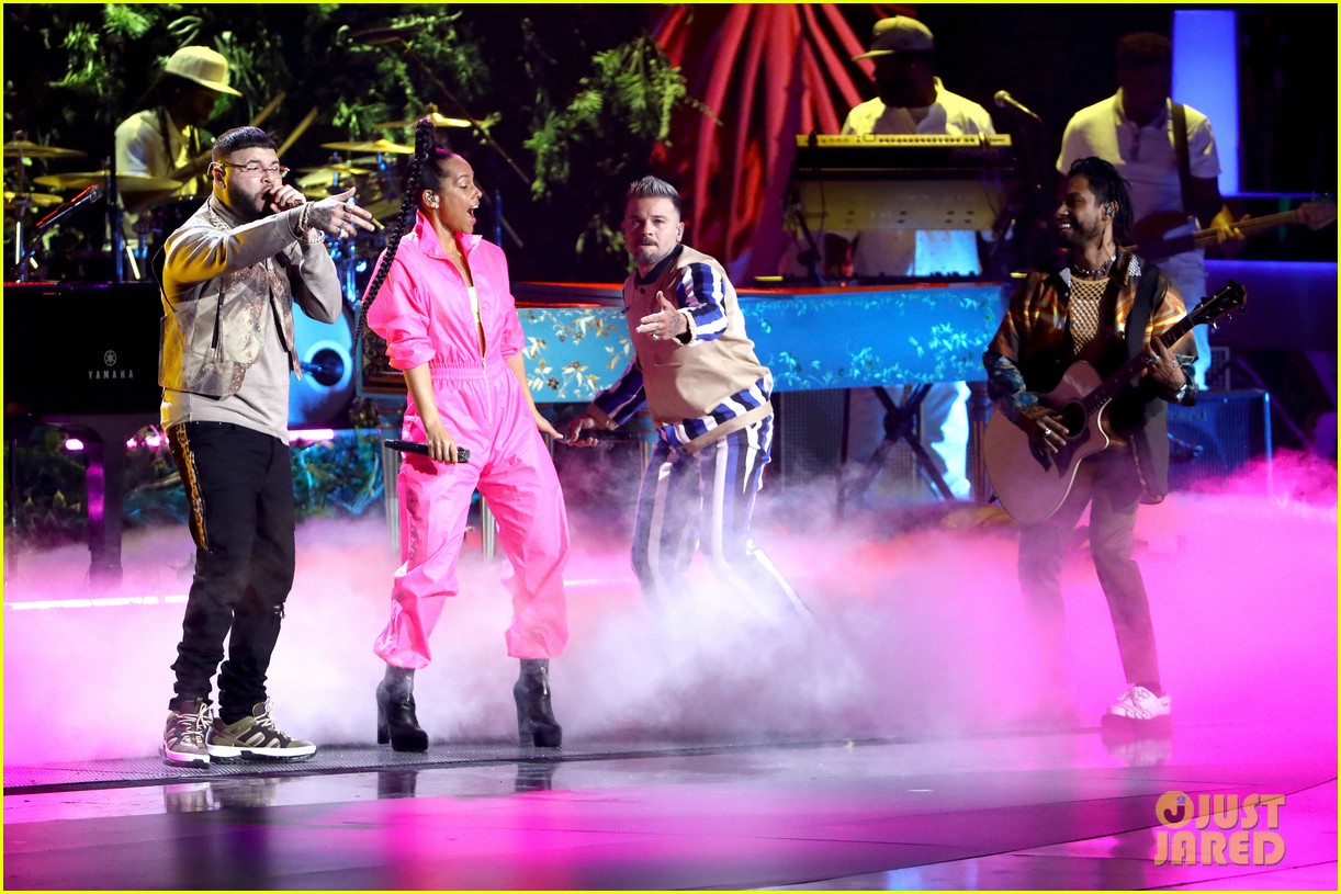 Alicia Keys Performs 'Calma' with Pedro Capo at Latin Grammys 2019