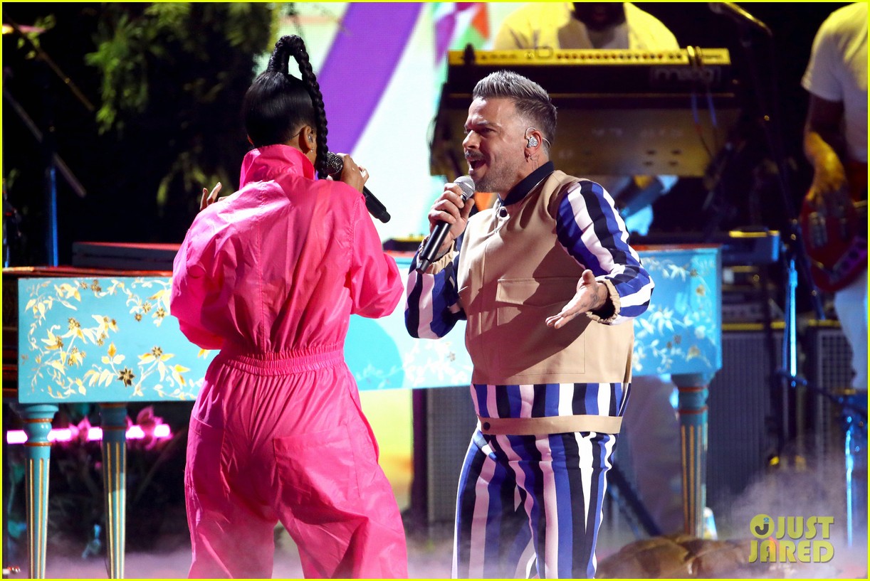 Alicia Keys Performs 'Calma' with Pedro Capo at Latin Grammys 2019