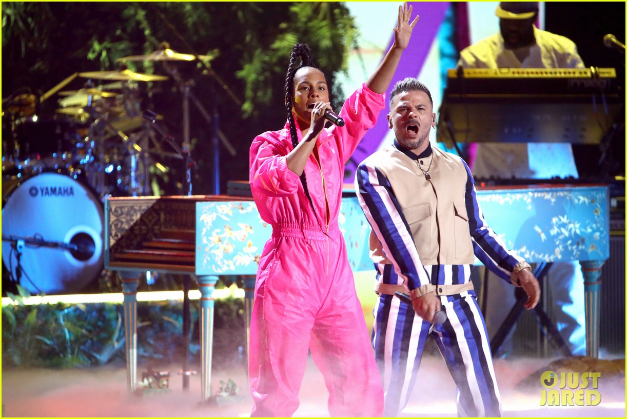 Alicia Keys Performs 'Calma' with Pedro Capo at Latin Grammys 2019