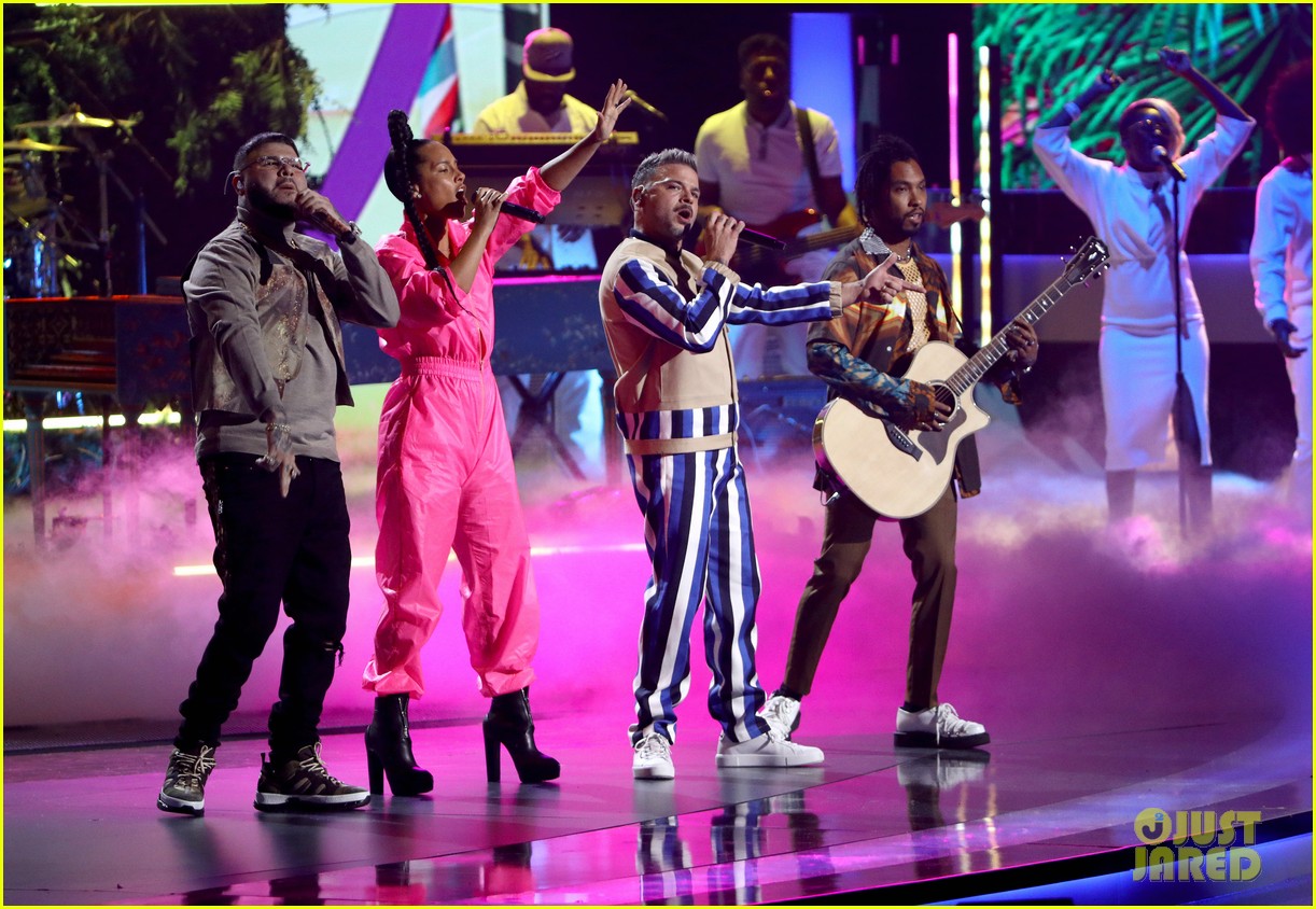 Photo: alicia keys performs calma at latin grammys 16 | Photo 4388352