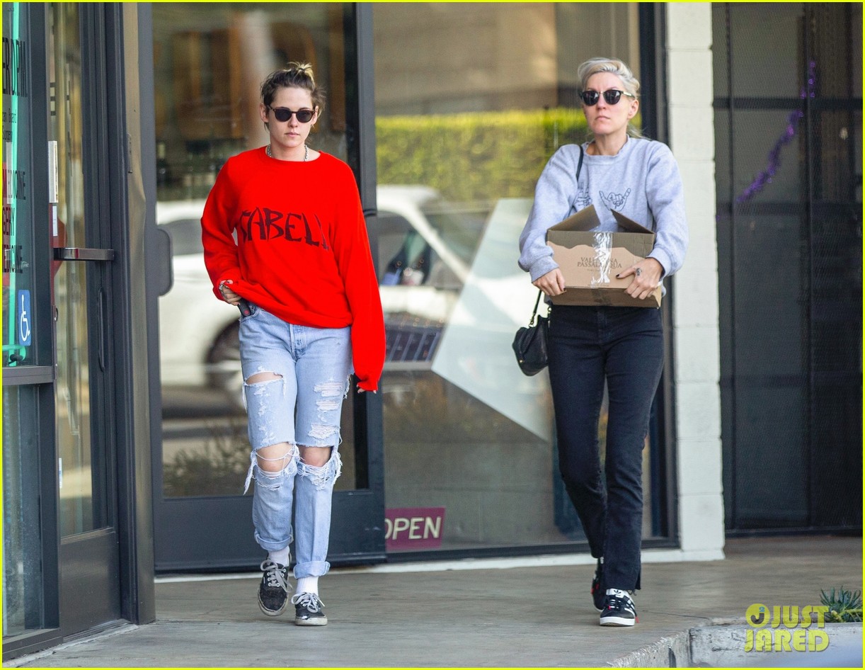 Kristen Stewart Girlfriend Dylan Meyer Couple Up To Run A Few Errands In L A Photo 4394801 Dylan Meyer Kristen Stewart Pictures Just Jared