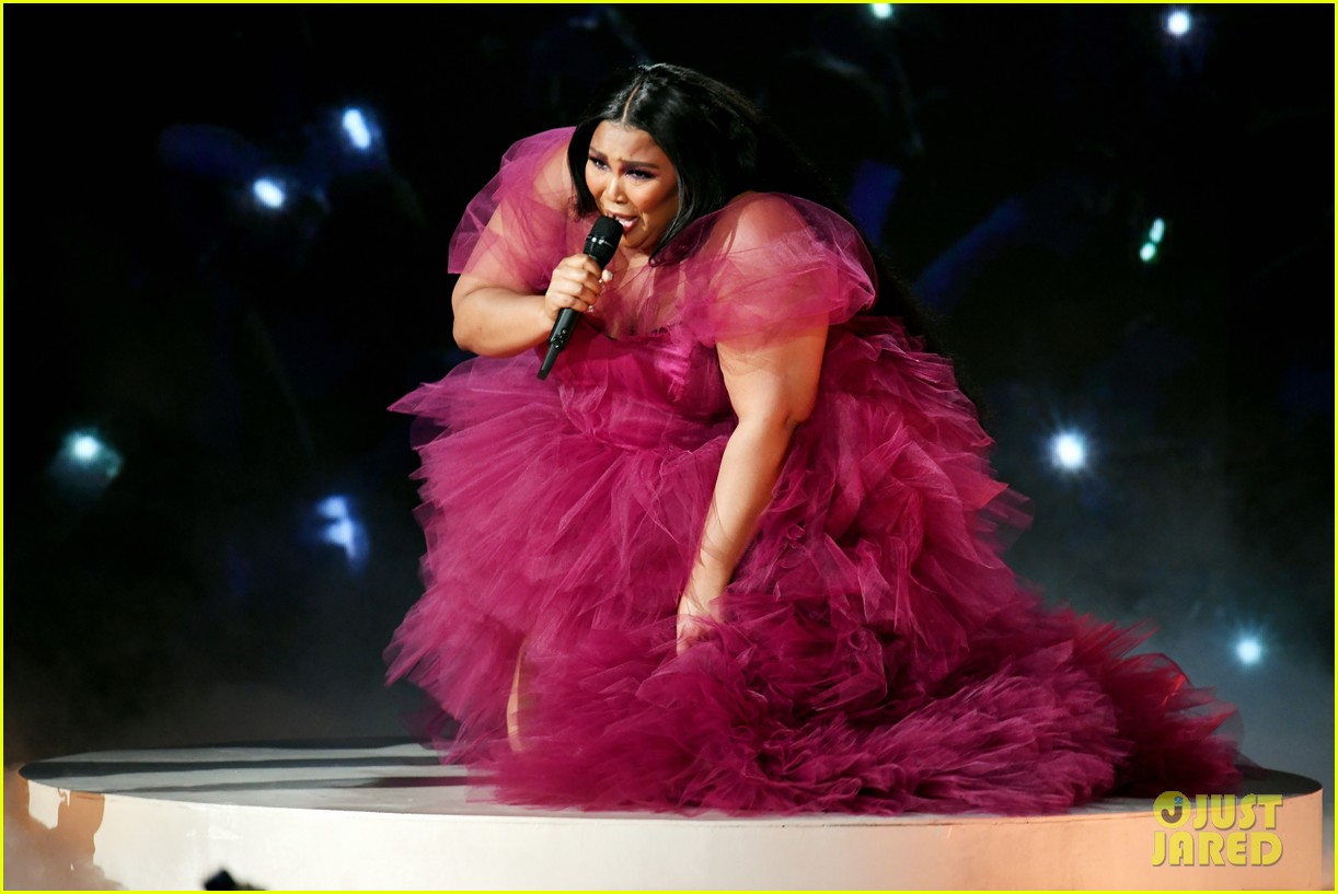 Lizzo Performs 'Jerome' at American Music Awards 2019 (Video) Photo