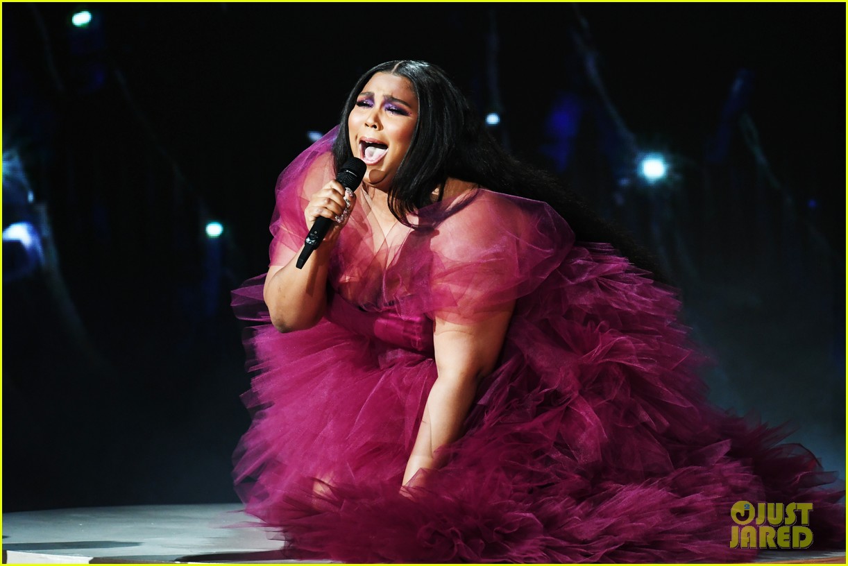 Lizzo Performs 'Jerome' at American Music Awards 2019 (Video) Photo
