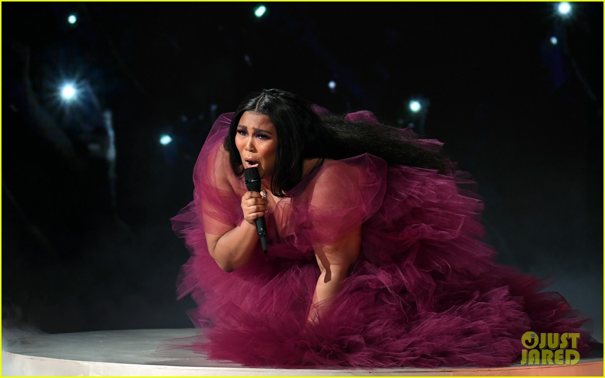 Lizzo Performs 'Jerome' at American Music Awards 2019 (Video) Photo
