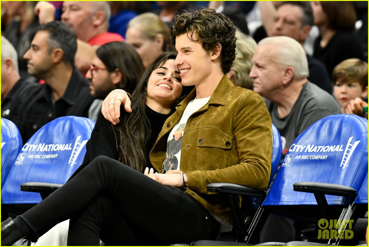 Shawn Mendes & Camila Cabello Share a Smooch at Clippers Basketball