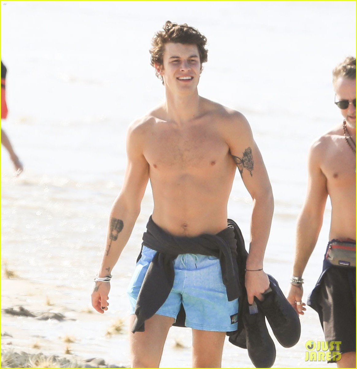 Shawn Mendes Strips Shirtless for a Day at the Beach!: Photo 4382431