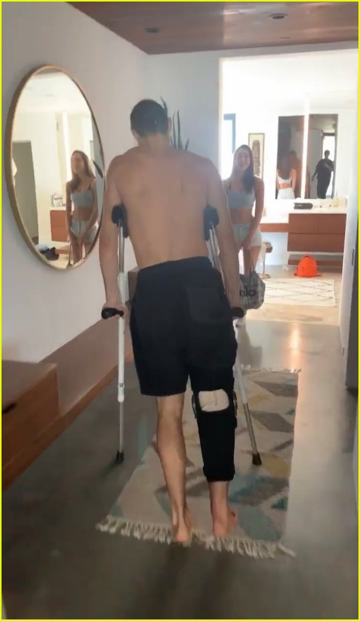 Noah Centineo Shows How He Showers After Undergoing Knee Replacement Surgery Photo 4381349