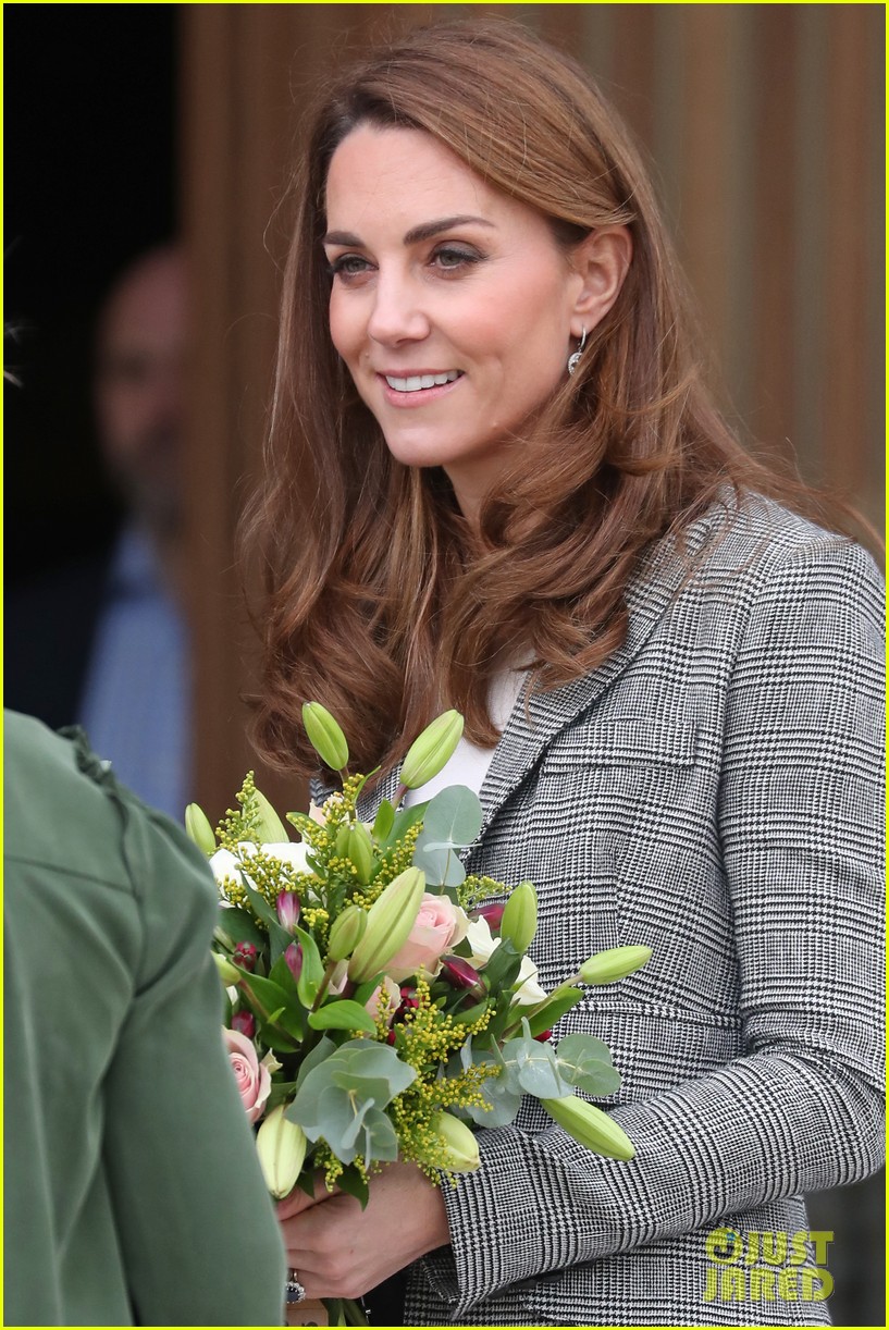 Prince William & Duchess Kate Middleton Honor Shout's Crisis Volunteers(02)