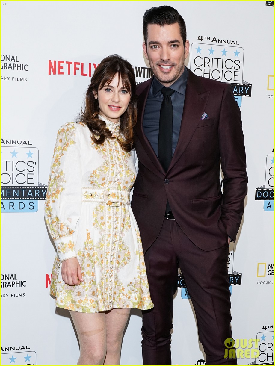 Zooey Deschanel & Jonathan Scott Make Red Carpet Debut at Critics(01)