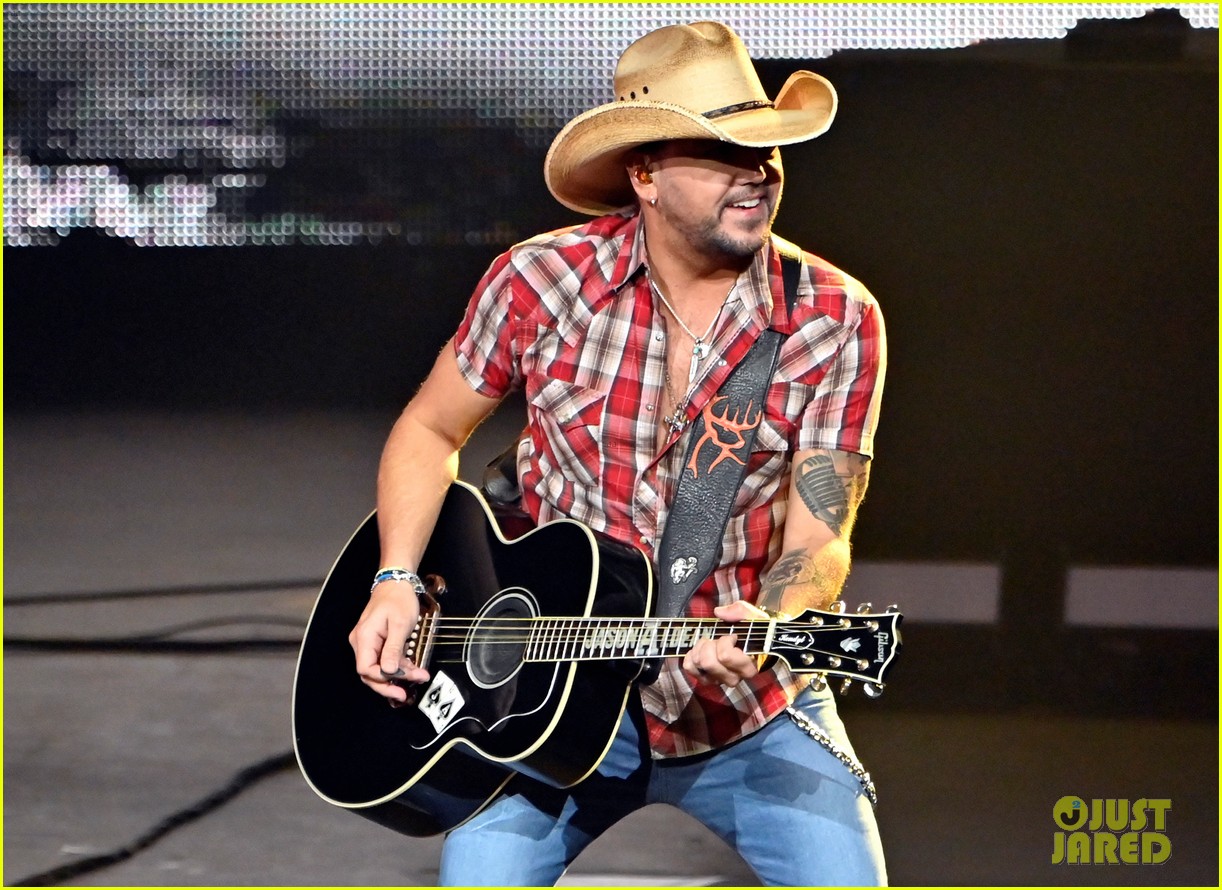 Jason Aldean Performs First Concert in Las Vegas Since Route 91 Harvest