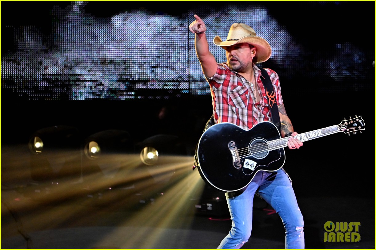Jason Aldean Performs First Concert in Las Vegas Since Route 91 Harvest(00)